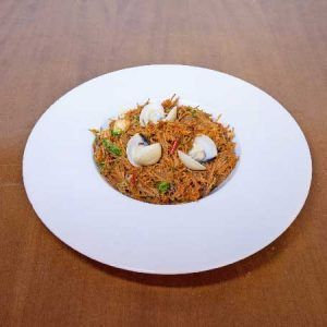 Fideuada amb cloïses i calamars