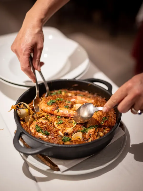 Cassola d’arròs mariner amb gambes i cloïsses servida al Celler del Roser